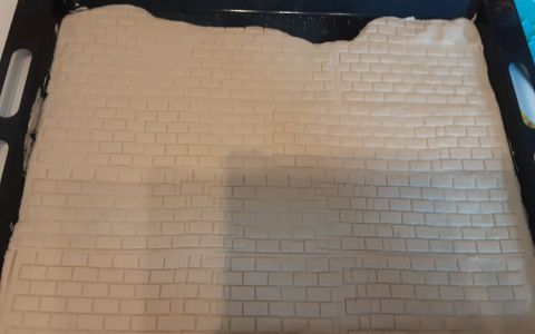 Mauer aus Salzteig - auf dem Blech ausgerollt